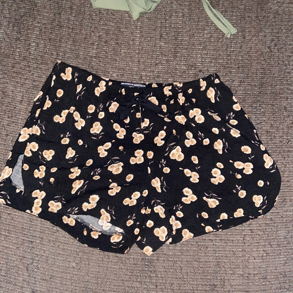 Brandy Melville - Sunflower shorts